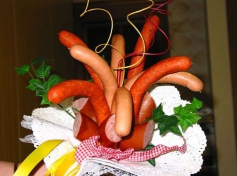 This sausage bouquet is making me uncomfortable! Funny Bouquet, Bachelor Ideas, Trash Party, Food Bouquet, New Bride, Gift Bouquet, Happy Day, Kitsch, Funny Gifts