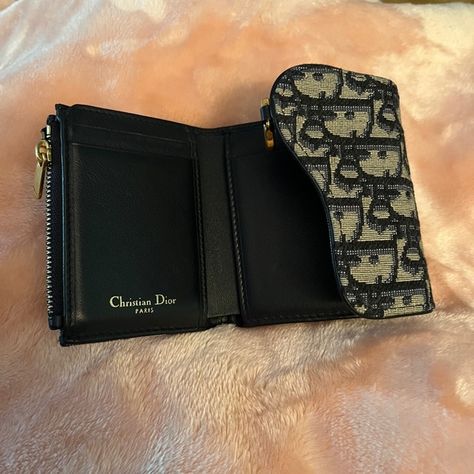 SADDLE LOTUS WALLET Blue Dior Oblique Jacquard Dior Saddle Lotus Wallet, Dompet Dior, Cute Wallet Aesthetic, Wallets Aesthetic, Dior Saddle Wallet, Purse For Money, Aesthetic Wallet, Wallet Aesthetic, Dr Mundo