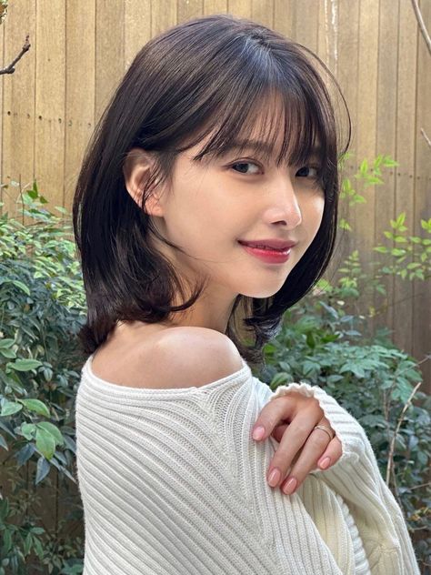 Korean wispy bangs for layered lob Korean Wispy Bangs, Bangs At Home, Korean Bangs Hairstyle, Pixie Haircut Styles, Korean Haircut, Hairstyle Tips, Perfect Hairstyle, Haircut Styles, Hair Guide