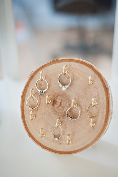 DIY: wood round ring holder. If you use the hooks with the safety latch - it would help with #shoplifters Jewelry Storage Diy, Diy Ombre, Jewelry Box Diy, Astuces Diy, Do It Yourself Crafts, Diy Farmhouse Decor, Wood Rounds, Dollar Store Crafts, Diy Hacks