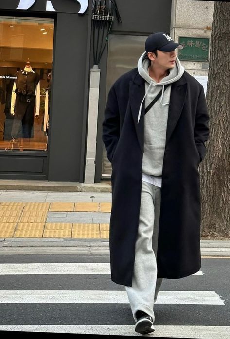 Cold Weather Fits Men, Korea Winter Outfit Men, Paris Men Aesthetic, Cold Weather Outfit Men, Japan Winter Outfits Men, Mens Winter Outfits Casual Cold Weather, Japan Streetwear Men, Winter Outfits Cold Men, Japan Winter Outfit Street Style