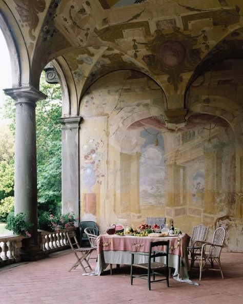 Eye For Design: Decorating With Murals And Frescoes.......Elegantly Painted Walls Lucca Italy, Vogue Living, Italian Villa, Outdoor Rooms, Lucca, Art And Architecture, Tuscany, Outdoor Dining, Outdoor Spaces