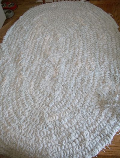 Rug made from an old bedspread Diy Blankets No Sew, Making A Rug, Chenille Quilt, Chenille Crafts, Bed Spring, Queen Size Bedspread, Linen Bedding Natural, Braided Rug Diy, Braided Rag Rugs