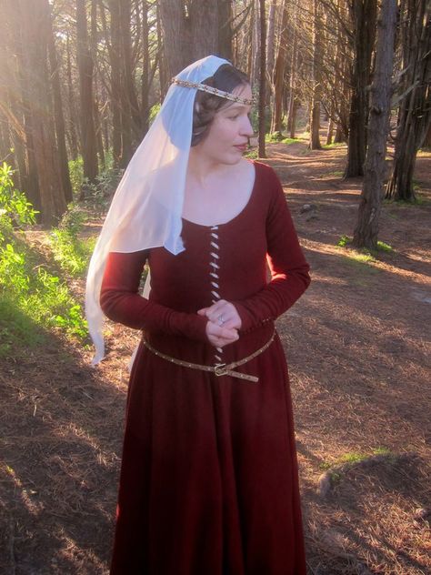 Portfolio: 1360s-70s gown of russet red – The Dreamstress Gold Circlet, Costume Portfolio, Kashmiri Dress, Medieval Costume Diy, 1840s Dress, Medieval Accessories, Medieval Garb, Medieval Costume, Medieval Dress