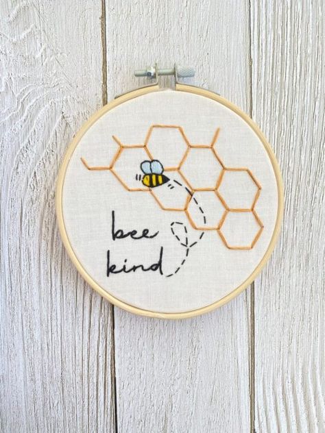 Bee Embroidery Design, Embroidery Hoop Art Diy, Basic Hand Embroidery Stitches, Baby Kleidung, Bee Embroidery, Hand Embroidery Kit, Bee Kind, Hand Embroidery Projects, Embroidery Patterns Free