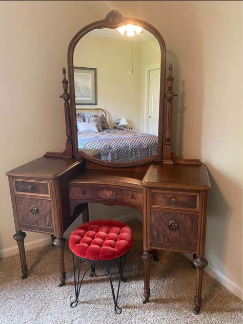 vintage vanity dresser with mirror Vintage Vanity With Mirror, Stranger Things Bedroom, Vintage Vanity Dresser, Victorian Vanity, Vintage Desks, Vanity With Mirror, Miracle Mile, Vanity Dresser, Antique Vanity