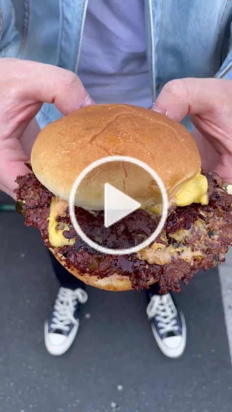 Smash Burger Video, Smash Burger Recipe Videos, Rammstein Concert, Burger Delivery, Smash Burger Recipe, Smash Burgers, Music Happy, Smash Burger, Burger Recipes