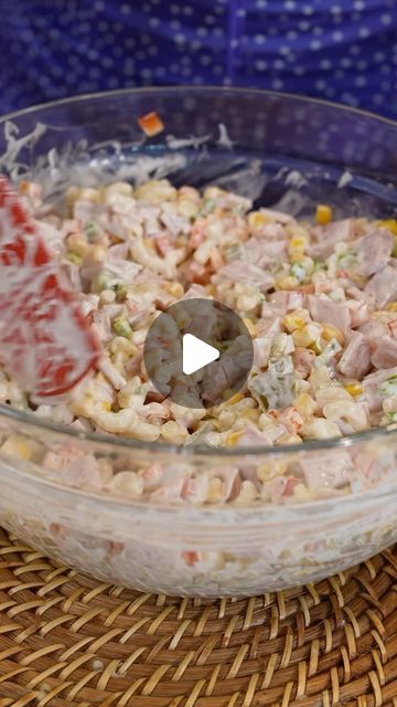 Claudia on Instagram: "a CLASSIC MEXICAN MACARONI SALAD aka Ensalada de Coditos con Jamón now let me tell you this is the one salad every mom and Tia makes and brings to the carne asada, it’s the best cold salad to serve during this time of year! 

Original recipe 👉🏽
‼️allow it to chill for at least 30 minutes but the longer the better
** add celery and shredded carrots 

Ingredients 
7 oz elbow macaroni pasta
1/2 onion
Salt 
2 bay leaves 
14 oz ham 
14 oz sweet corn
4 green onions
1 red bell pepper
Pickled jalapeño (I use 4 )and 2 tbsp of it’s juice
1 cup mayo
1/4 cup sour cream
1 tsp mustard
1/2 tsp garlic salt, black pepper, salt
1 serving of love 💕 

#macaronisalad #ensaladadecoditos #ensaladafria #coldsalad #bbqsides #carneasada #sidedish #recetasfaciles #mexicanrecipes" Nicaraguan Recipes, Mexican Macaroni, Mexican Macaroni Salad, Nicaraguan Food, Macaroni Salad Recipe, Shredded Carrots, Macaroni Pasta, Bbq Sides, Cold Pasta