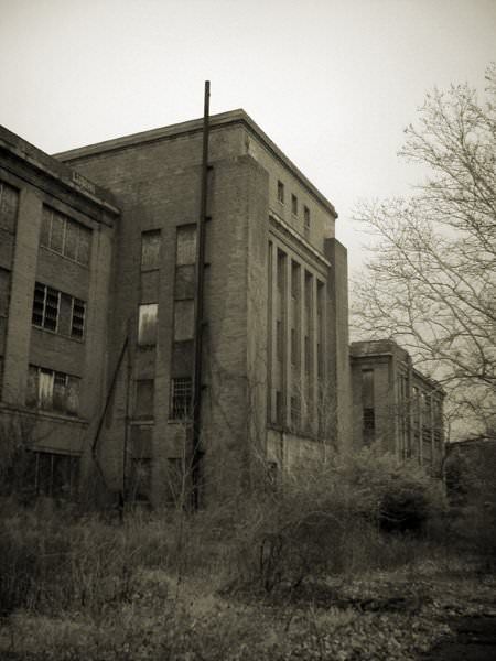 Haunted Asylums, Abandoned Asylums, Insane Asylum, Abandoned Hospital, Spooky Places, City Farm, Mental Hospital, In The Middle Of Nowhere, Middle Of Nowhere