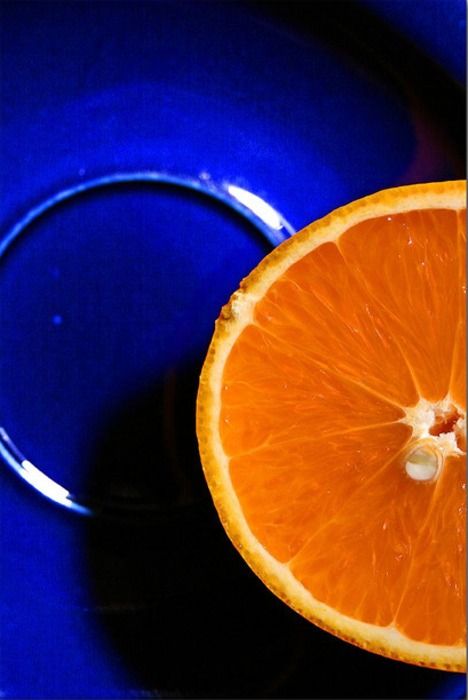 Love the way oranges look on my blue china... ~~ Houston Foodlovers Book Club Contrast Photography, Colour Contrast, Blue Plate, Fruit Photography, New Fruit, Tassen Design, Orange Aesthetic, Complimentary Colors, Complementary Colors