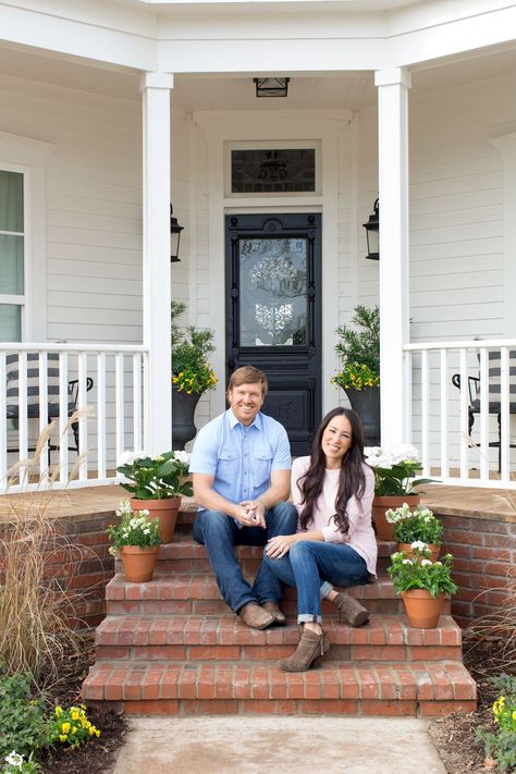 Chip Joanna Gaines Farmhouse, Chip And Joanna Gaines House, Joanna Gaines House Tour, Joanna Gaines House, Gaines Farmhouse, Joanna Gaines Farmhouse, Farmhouse Entryway Table, Sofas Vintage, Cottage Front Doors