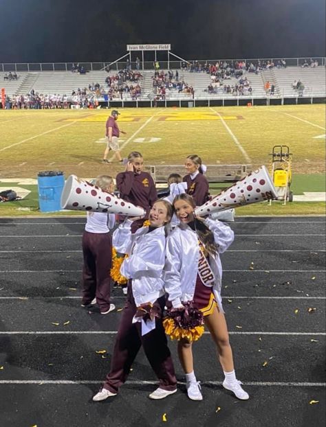 Cheer Poses With Megaphone, Fnl Cheer, Cheerleading Pics, Cheer Megaphone, High School Cheer, Cheer Poses, I Love School, Cheer Pictures, Football Games