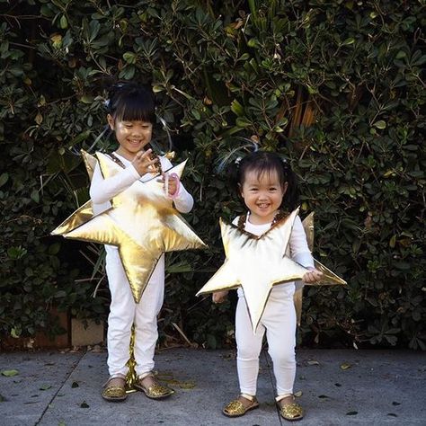 Twinkle, twinkle little star and Twinkle, twinkle shooting star! Kids Star Costume, Nativity Star Costume, Shooting Star Costume, Nursery Rhyme Costume, Diy Christmas Costumes, Affordable Halloween Costumes, Diy Fantasia, Joy Cho, Nativity Star