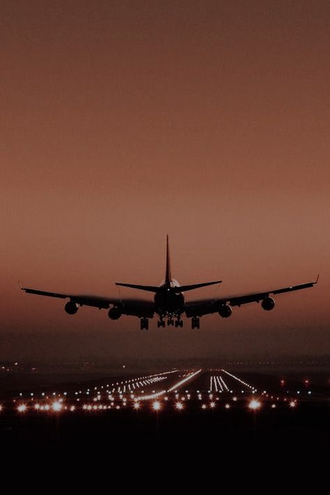 Plane Landing, Plane Wallpaper, Pilot Career, Aviation Engineering, Plane Photography, Airplane Wallpaper, Pilots Aviation, Airplane Photography, Vision Board Photos