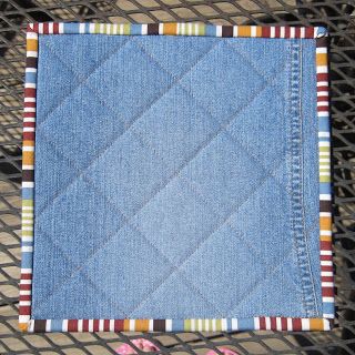 Steph Jacobson Designs: recycled denim trivet Denim Pot Holders Diy, Denim Hot Pads, Potholder Diy, Trivets Diy, Jean Bag, Sew Mama Sew, Recycled Jeans, Diy Holder, Jeans Bag