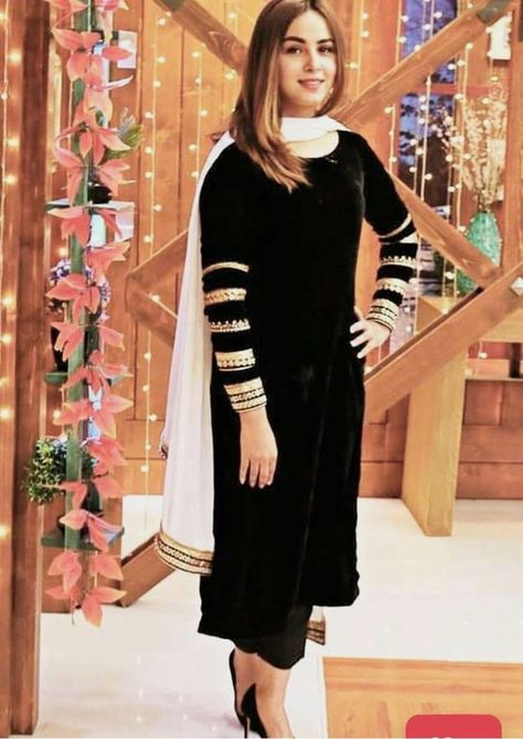 Valvet Dress, Latest Velvet Suit Designs, Velvet Pakistani Dress, Outfit Ideas 2022, Velvet Suit Design, Velvet Dress Designs, Pakistani Fashion Casual, Long Kurti Designs, Pakistani Dresses Casual