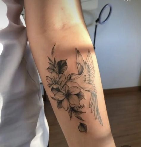 Hummingbird Tattoo Black, Hummingbird Flower Tattoos, Tato Mandala, Butterfly Tattoos On Arm, Yakuza Tattoo, Tattoos Men, Forarm Tattoos, Forearm Tattoo Women, Hummingbird Tattoo