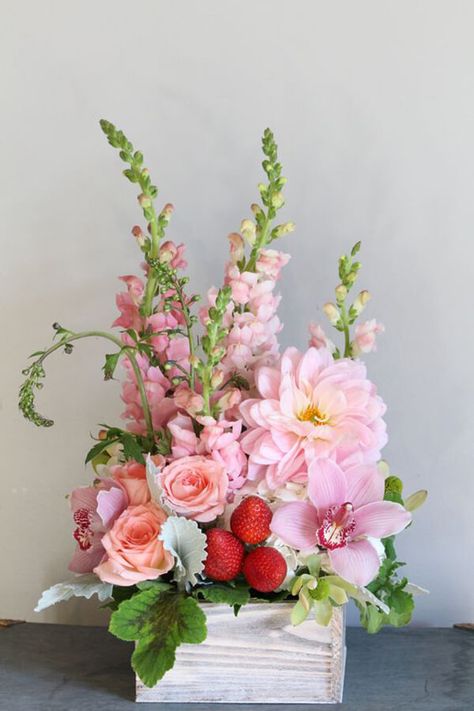 A Lush Strawberry Shortcake Arrangement Summer Flower Arrangements, Spring Flower Arrangements, Spring Floral Arrangements, Flower Arrangements Simple, Floral Arrangements Diy, Flower Arrangements Diy, Fresh Flowers Arrangements, Beautiful Flower Arrangements, Deco Floral