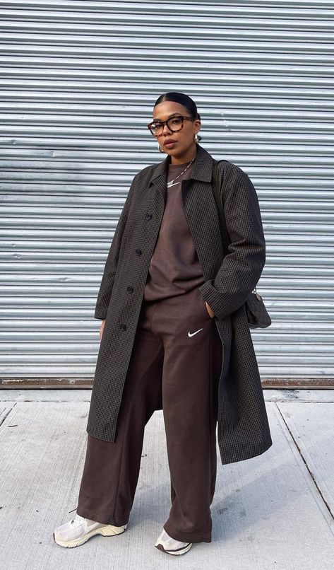 Fall Streetwear Wide Leg Parachute Pants, Beige Color Outfit, Winter Streetwear Harem Pants With Relaxed Fit, Brown Fall Cardigan For Streetwear, Brown Monochrome Outfit Streetwear, Mid Size Street Style, Mid Size Winter Outfits, Vintage Brown Fall Streetwear Outerwear, Streetwear Fashion Women