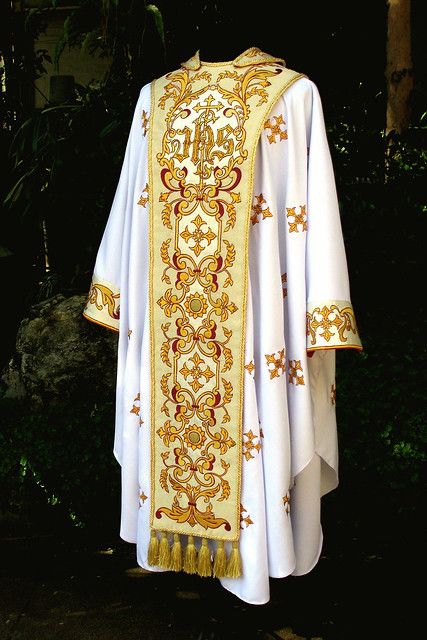 Priestly Garments, Catholic Vestments, Ecclesiastical Vestments, Priest Vestments, Thailand Dress, Religious Embroidery, Clergy Stoles, Arabian Dress, Contemporary Costumes