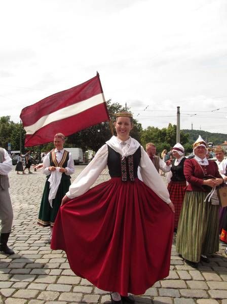 Folk costume of Alsunga, Kurzeme. (Folk dance ensemble Katlakalns.) - Marmota's Dress Diaries: Latvian folk costumes in Prague Latvian Clothing, Latviešu Raksti, Latvian Culture, Folk Clothing, National Dress, European Culture, Folk Dance, Traditional Fashion, Folk Costume