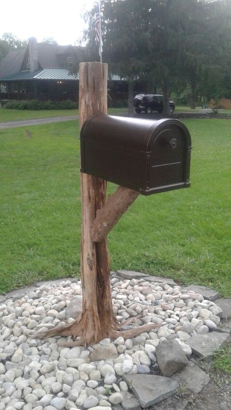 Fallen cedar tree mailbox Log Mailbox Post, Tree Mailbox Ideas, Country Mailbox, Shed Homes Ideas, Winter Cabins, Rustic Mailboxes, Mailbox Planter, Rural Mailbox, Front Porch Furniture