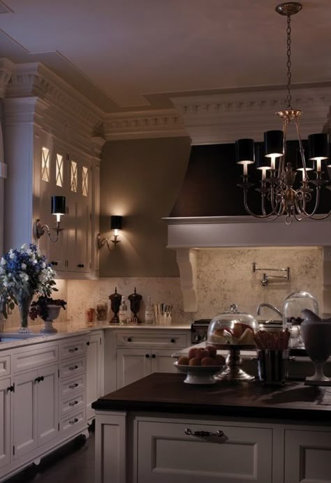 Fame Dr Kitchen, New York Kitchen Aesthetic, Old Money Kitchen Design, London Townhouse Kitchen, Old Money House Interior Kitchen, Old Money Small House, Kitchen Old Money, Old Money Kitchen Aesthetic, Old Money Apartment