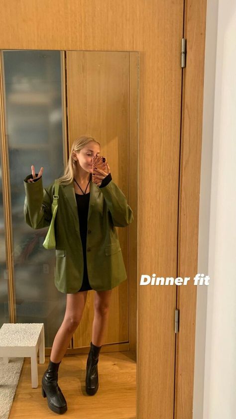 Green Leather Blazer Outfit, Green Leather Outfit, Green Leather Blazer, Leather Blazer Outfit, Long Green Jacket, Green Jacket Outfit, Nyfw Outfits, Fancy Fits, Green Leather Jackets