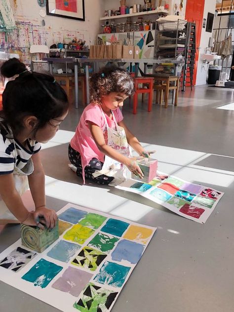 Collagraph printing with kids using wooden blocks to create a quilt pattern. Collagraph Printmaking, Classe D'art, Kindergarten Art, Camping Art, Kids Play, Play Activities, Preschool Art, Art Classroom, Elementary Art