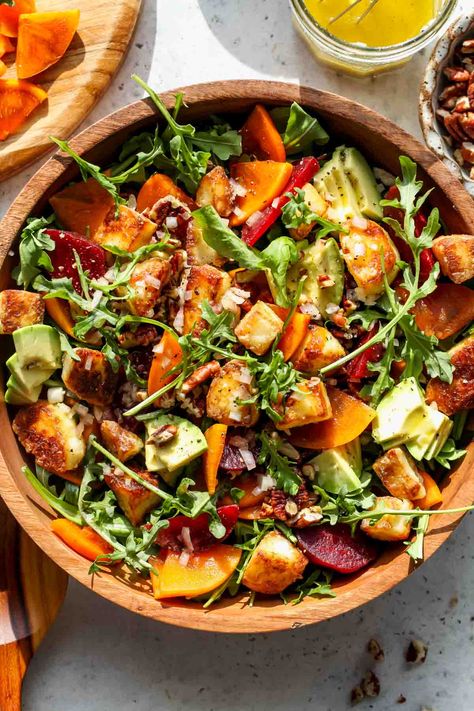 Arugula and Persimmon Salad - Dishing Out Health White Wine Vinaigrette, Persimmon Salad, Persimmon Recipes, Winter Salad Recipes, Bread Salad, Salad Dishes, Autumn Salad, Winter Salad, Healthy Pumpkin