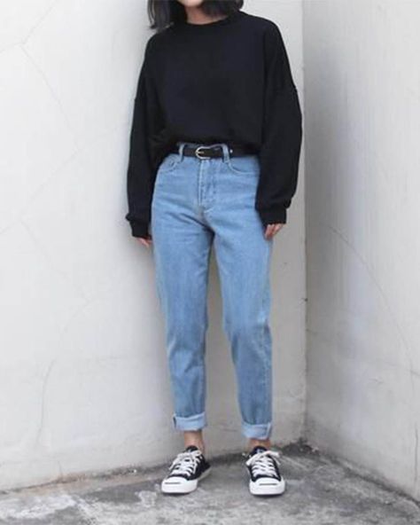 Comfy Jeans Outfit, Style Converse, Mom Jeans Outfit, Outfit For Travel, Outfits Woman, Cotton Outfit, Petite Style, Stylish Eve, Tumblr Outfits