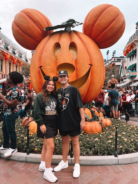 Fall Outfits For Amusement Parks, Halloween At Disneyland Outfits, Disney In Halloween, Halloween Disney World Outfits, Disney Outfit Inspo Fall, Disney World Outfits Women October, Disney World Outfits Halloween, Cute Disney Halloween Outfits, Disney In October Outfits