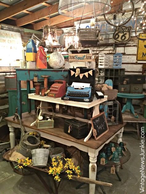 Junk Shop Antique Store Displays, Vintage Shop Display, Vintage Booth Display, Flea Market Booth, Antique Mall Booth, Antique Booth Displays, Antique Booth Ideas, Booth Decor, Market Displays