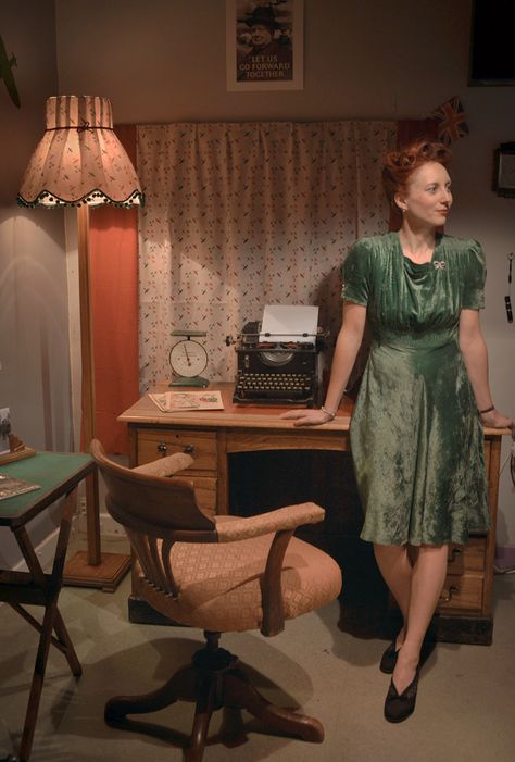 original 1940s velvet dress and 1930s shoes. Love the room too 1940s House Interior, 1940s Housewife, 1940s Apartment, 1940s Home Decor, 1940s Interior, 1940s Clothing, 40s Art, 1930s Shoes, Housewife Dress