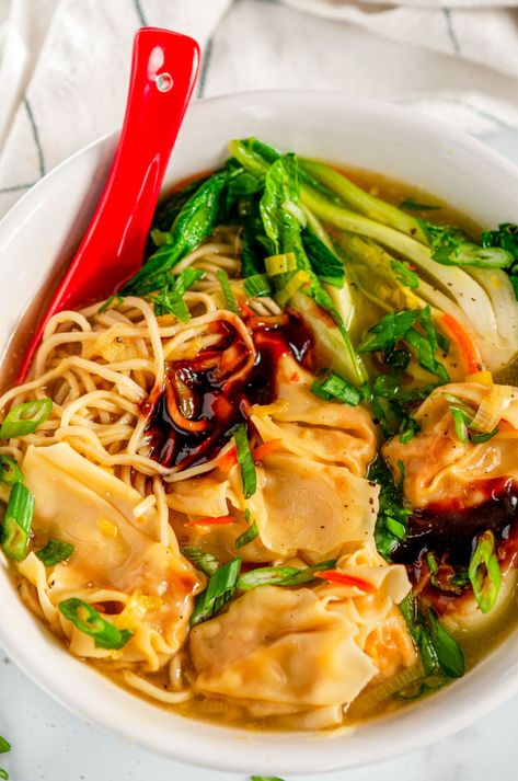 Easy Wonton Soup, Wonton Noodle Soup, Wonton Soup Recipe, Dinner Noodles, Wonton Noodles, Won Ton, Dumplings For Soup, Ramen Soup, Asian Soup