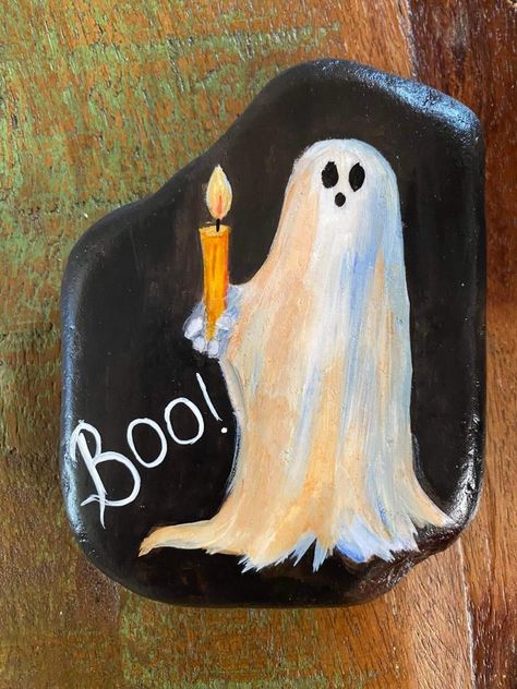 Painting Halloween Rocks, Halloween Stones Painting, Painting Rocks Halloween, Witchy Rock Painting, Ghost Rock Painting, Rock Painting Halloween, Halloween Rock Art, Painted Halloween Rocks, Ghost Rocks Painted