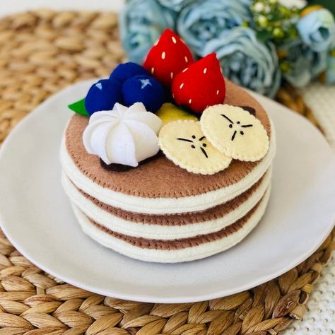 I made some felt pancakes. : sewing Felt Pancakes, Felt Food Diy, Diy Plush Toys, Felt Play Food, Pretend Food, Felt Books, Felt Crafts Diy, Food Patterns, Diy Kids Toys