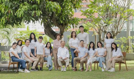 The Chew family’s big family portrait during Chinese New Year 2023. Asian Family Photography, Big Family Portraits, Portrait At Home, Chinese Family, Chinese New Year 2023, Family Potrait, Vision Board Images, The Chew, New Year 2023