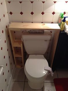 Small Bathroom Storage Solutions, Over Toilet Storage, Top Bathroom Design, Shelves Over Toilet, Bathroom Shelves Over Toilet, Bathroom Space Saver, Toilet Shelves, Apartment Storage, Over The Toilet