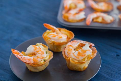 These are the most delicious appetizers, and they are quite simple to prepare, but dont wait for a special occasion to have these, they are great for a weekend snack. This recipe makes 24 Wonton cups, I would double the recipe, as these will go fast! Shrimp Cups, Shrimp Appetizer, Shrimp Wonton, Thai Shrimp, Wonton Cups, Mashed Avocado, How To Cook Shrimp, Mini Muffins, Appetizer Snacks