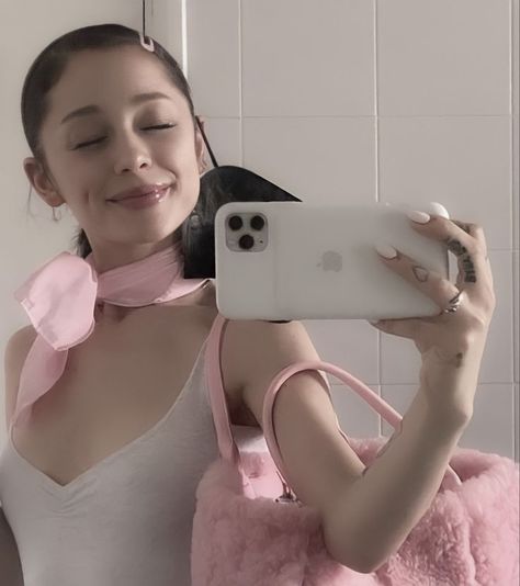 Ariana Grande Pink Outfit, Female Pop Stars, Ariana Grande Core, Stars Pfp, Ariana Grande Pink, Ariana Grande Perfumes, New Ariana Grande, Full Face Of Makeup, Ariana Grande Perfume