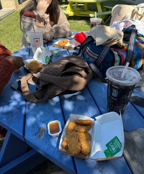 School Lunch With Friends Aesthetic, Lunch At School Aesthetic, School Picnic Aesthetic, Lunch Break Aesthetic, Lunch Table School, Lunch School Aesthetic, Girl Lunch Ideas, School Lunch Aesthetic, Blue Mcdonalds