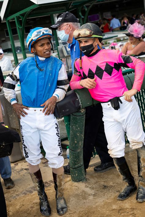 The Kentucky Derby (And Its Hats!) Returned in Full Force This Weekend | Vogue Jockey Outfit, Pastel Color Dress, Derby Ideas, Casual Maternity, Chestnut Horse, Plain Dress, Derby Hats, Clothes Horse, Kentucky Derby