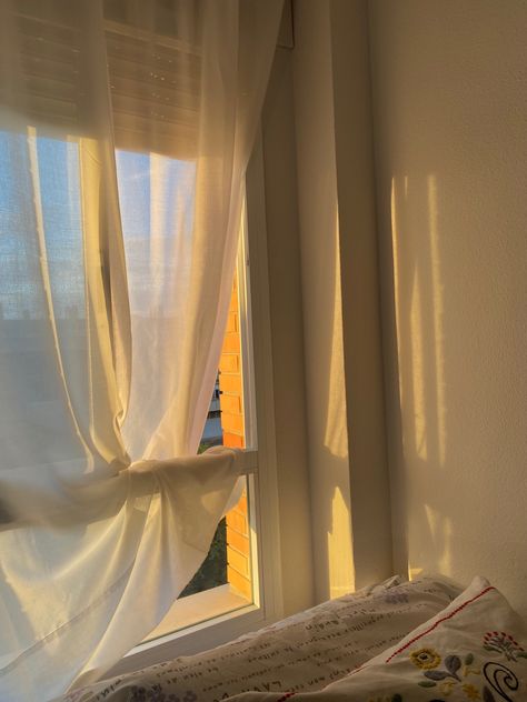 Early Rising Aesthetic, Light Sunrise Aesthetic, Pretty Sunrise Aesthetic, Aesthetic Morning Pics, Chill Morning Aesthetic, Happy Morning Aesthetic, Morning Room Aesthetic, Aesthetic Window Wallpaper, Morning Sunrise Aesthetic Window