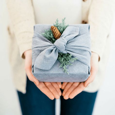 15 Pretty Gift Wrapping Ideas; gorgeous and unique ways to wrap your presents this Christmas! Make your presents stand out from the rest with these cute ideas! Diy Fabric Gift Wrap, Pretty Gift Wrapping Ideas, Green Wrapping Paper, Furoshiki Wrapping, Fabric Gift Wrap, Zero Waste Gifts, Wrapping Cloth, Paper Ideas, Navidad Diy