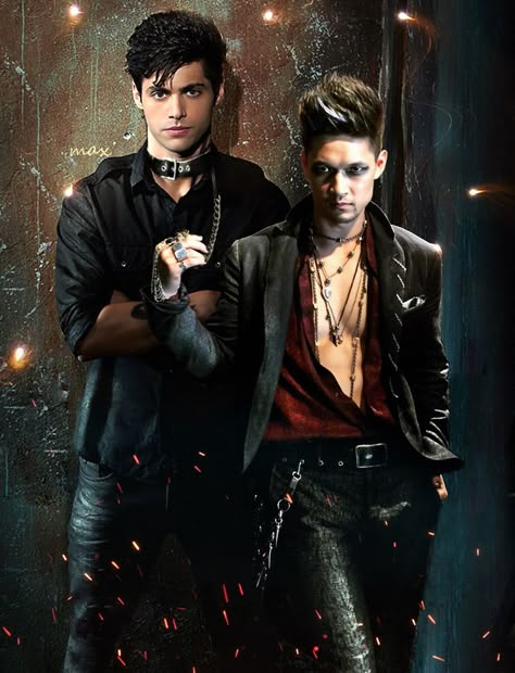 Malec Shadowhunters, Harry Shum, Shadowhunters Series, Divergent Funny, Magnus And Alec, Magnus Bane, Shadowhunters Malec, Jace Wayland, Isabelle Lightwood