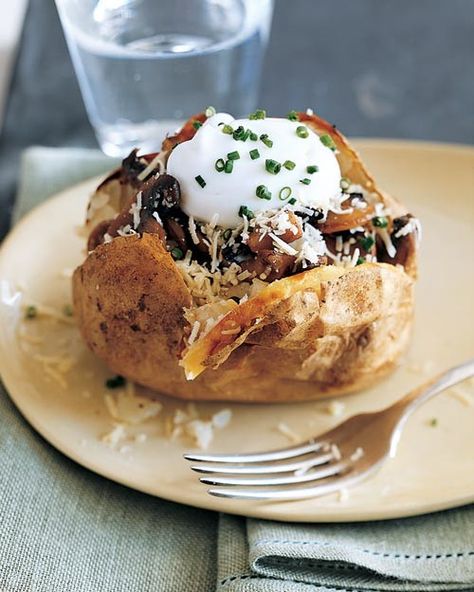 Skip the sour cream and give a mushroom-topped spud a better finish: a generous dollop of yogurt, plus a little cheddar and chives. Garden Potatoes, Crunchy Salads, Potato Ideas, Easy Mushroom Recipes, Potato Baked, Slow Cooker Baking, Sautéed Mushrooms, Yogurt Recipe, Crunchy Salad