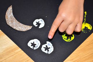 Use this activity to find a star in an apple! Star Apple Print Activity You need: Apple Apple corer Knife Paint Black paper 1) Core an apple. 2) Cut the core in half. Remove the seeds. 3) Dip the “star stamp” in paint. Make star prints on the paper. Add the sandpaper crescent moon from … Gardening Preschool, Apple Star, Print Stamp, Apple Core, Star Apple, Apple Corer, Apple Prints, Preschool Letters, Home Management