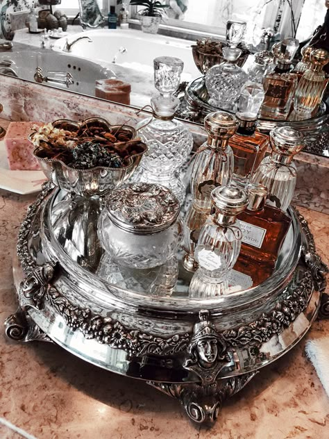 Dressing Table Ideas Modern Luxury, Dressing Table Ideas Modern, Bandeja Perfume, Dressing Table Ideas, Bandeja Bar, Sivan Ayla, Dressing Table Decor, Silver Display, Perfume Storage