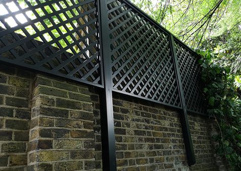 For a contemporary urban outdoor space, give classic trellis a modern edge by using our high quality painting service to paint it black.  Find more inspiration on our bespoke gallery and get in touch for a quote today. Wood Fence Ideas, Ideas For Front Yard, Decorative Fence, Townhouse Garden, Trellis Fence, Fence Toppers, Metal Trellis, Wooden Trellis, Trellis Panels